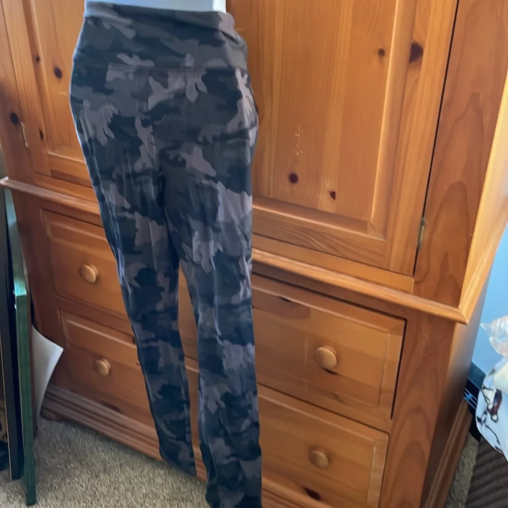 Black Camo Leggings 🖤🩶 - Picture 11 of 13